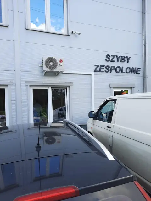 Klimatyzator ścienny zamontowany na elewacji budynku firmowego