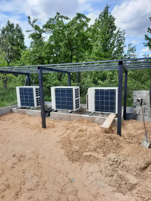 Trzy jednostki zewnętrzne klimatyzacji pod zadaszeniem
