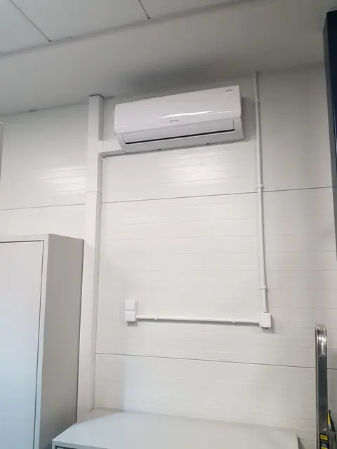 Klimatyzator ścienny z instalacją prowadzoną w korytach
