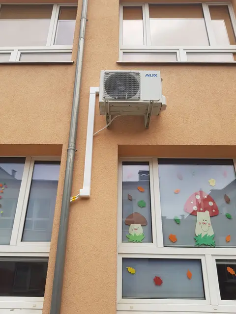 Jednostka zewnętrzna AUX na wsporniku na elewacji