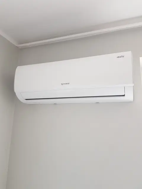 Klimatyzator ścienny w jasnym pomieszczeniu