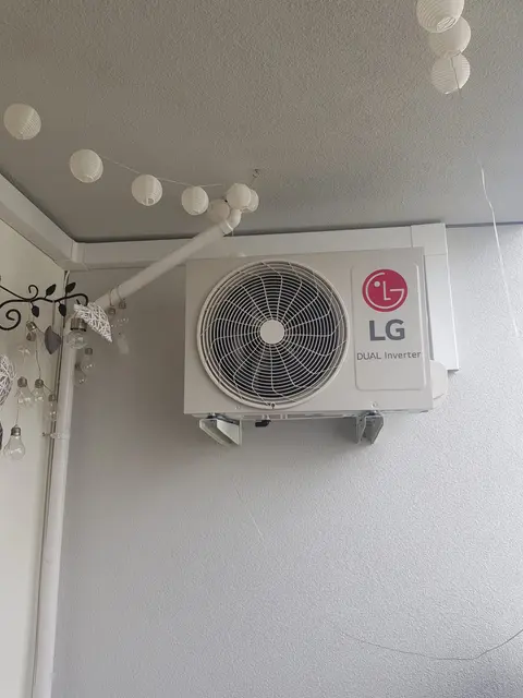Jednostka zewnętrzna LG na ścianie balkonu