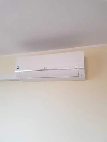 Jednostka wewnętrzna LG na ścianie pokoju