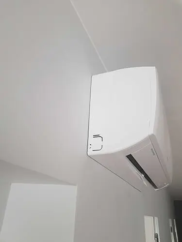 Klimatyzator ścienny w narożniku pokoju