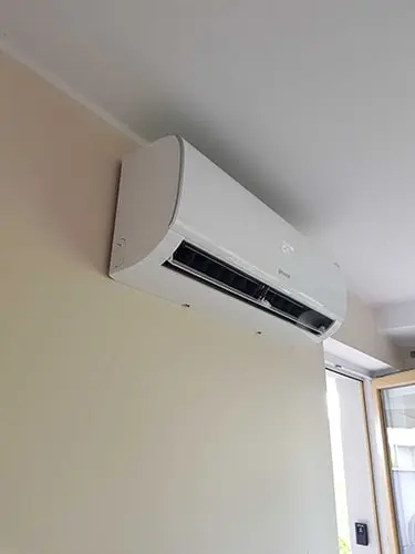 Klimatyzator ścienny w pokoju przy oknie