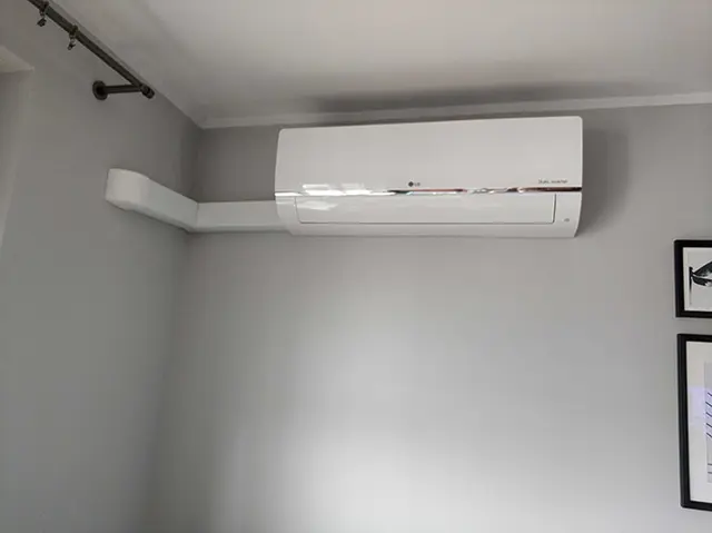 Klimatyzator ścienny z instalacją w białym korycie