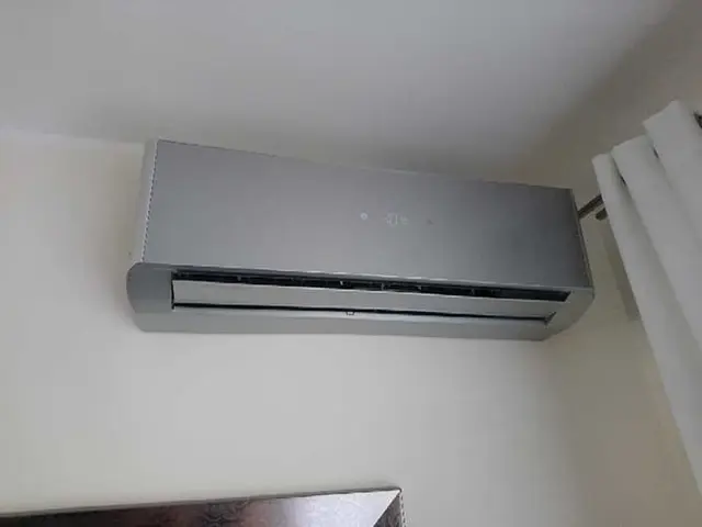 Srebrny klimatyzator ścienny w salonie