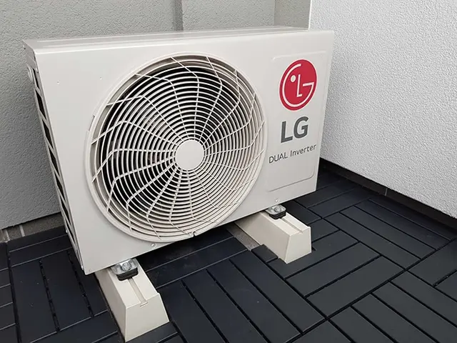 Jednostka zewnętrzna LG Dual Inverter na podstawach na tarasie