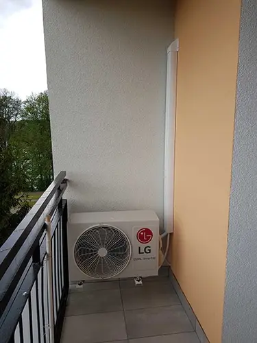 Jednostka zewnętrzna LG na balkonie
