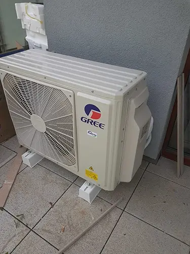Jednostka zewnętrzna Gree na balkonie