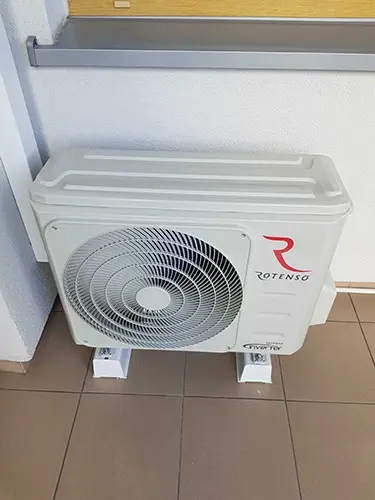 Jednostka zewnętrzna Rotenso na balkonie