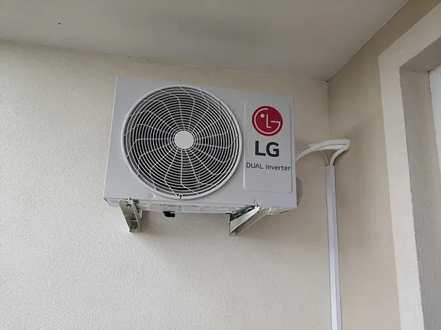 Jednostka zewnętrzna LG Dual Inverter na wsporniku na balkonie